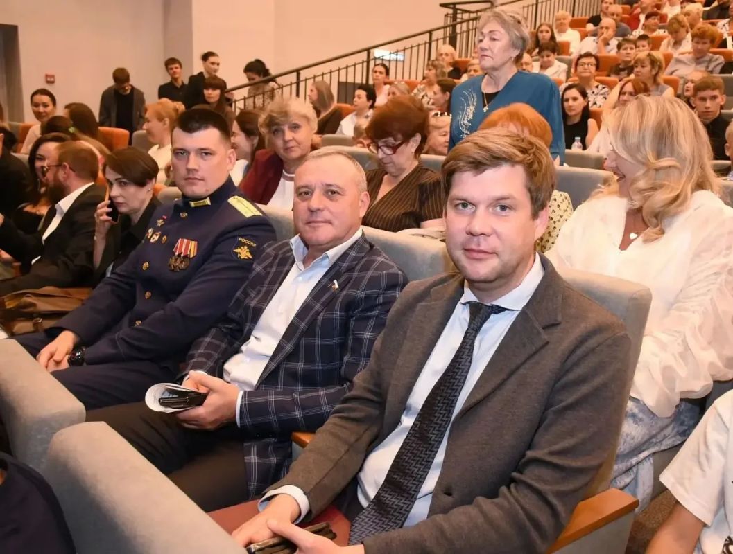 Альберт Юмадилов: Ко Дню города вместе с секретарем регионального отделения «Единой России», депутатом Госдумы Олегом Димовым открыли ДК «Молодежный» после капремонта Альберт Юмадилов: Ко Дню города вместе с секретарем регионального отделения «Единой России», депутатом Госдумы Олегом Димовым открыли ДК «Молодежный» после капремонта