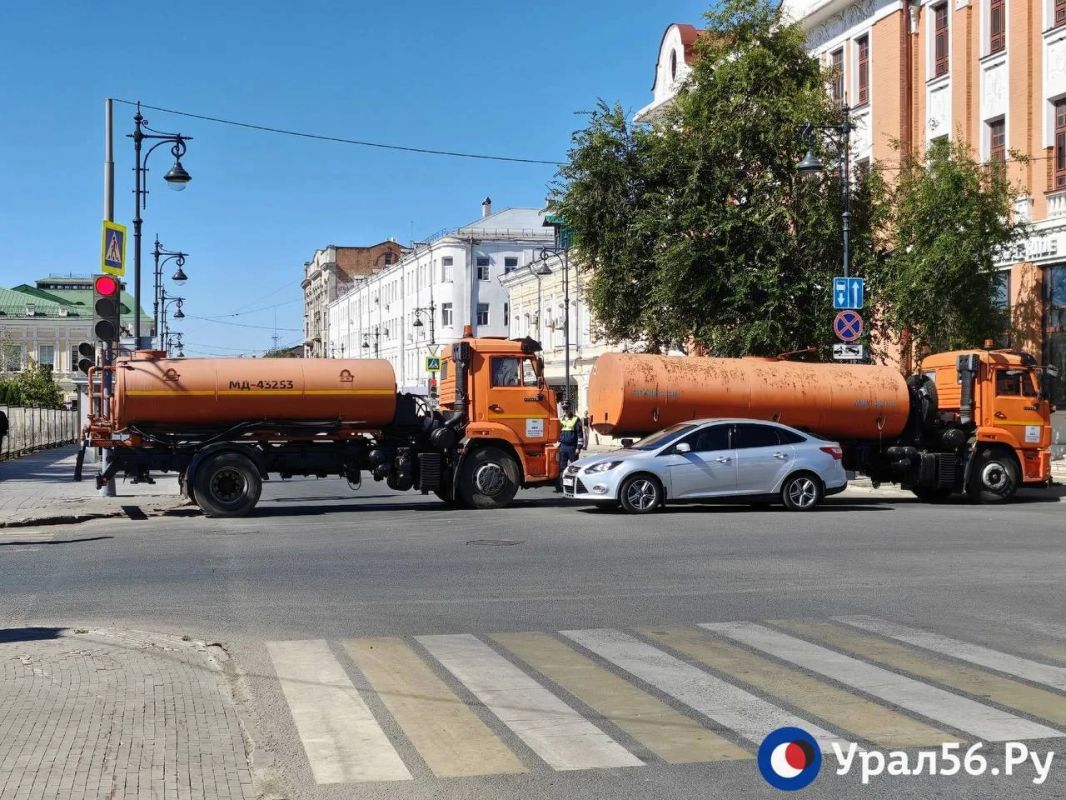 Пешеходная зона вдоль улицы Советской сегодня перекрыта спецтехникой для безопасности горожан Пешеходная зона вдоль улицы Советской сегодня перекрыта спецтехникой для безопасности горожан