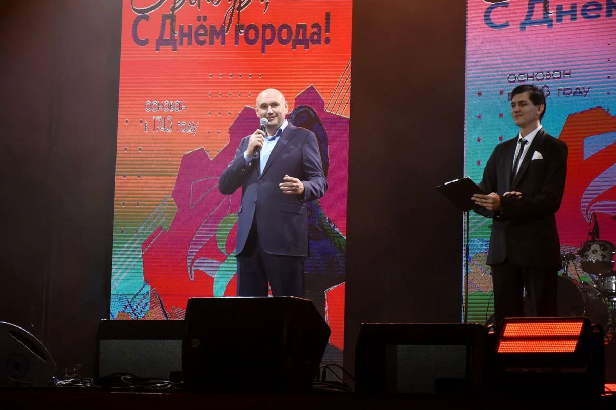 Оренбуржцы отметили День города на площади имени Ленина Оренбуржцы отметили День города на площади имени Ленина