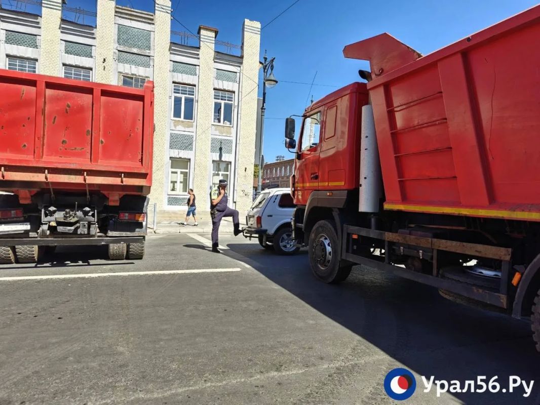 Пешеходная зона вдоль улицы Советской сегодня перекрыта спецтехникой для безопасности горожан Пешеходная зона вдоль улицы Советской сегодня перекрыта спецтехникой для безопасности горожан