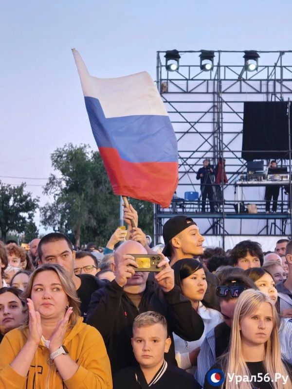 Выступление оренбургских артистов на площади имени Ленина подошло к концу Выступление оренбургских артистов на площади имени Ленина подошло к концу