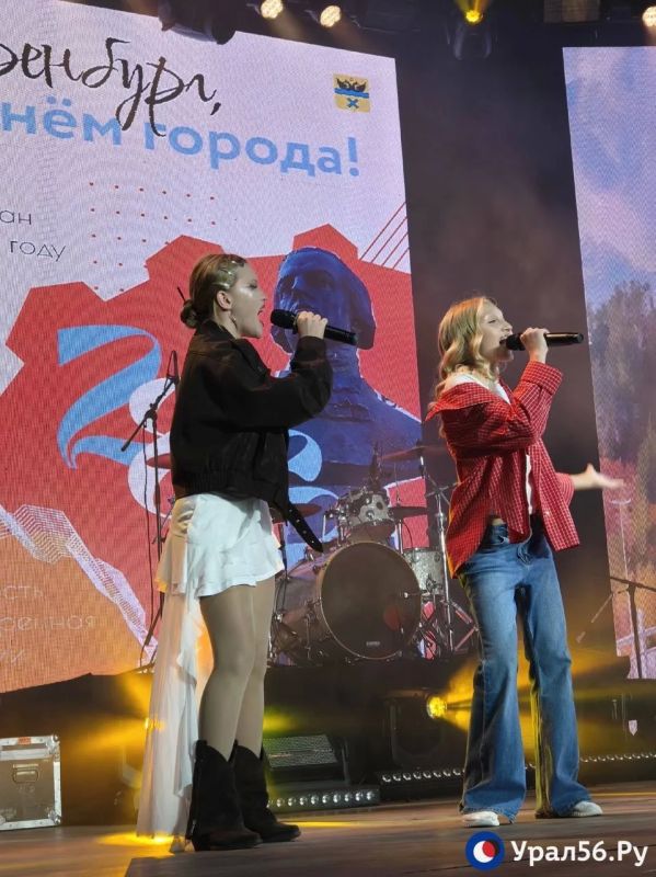 Выступление оренбургских артистов на площади имени Ленина подошло к концу Выступление оренбургских артистов на площади имени Ленина подошло к концу