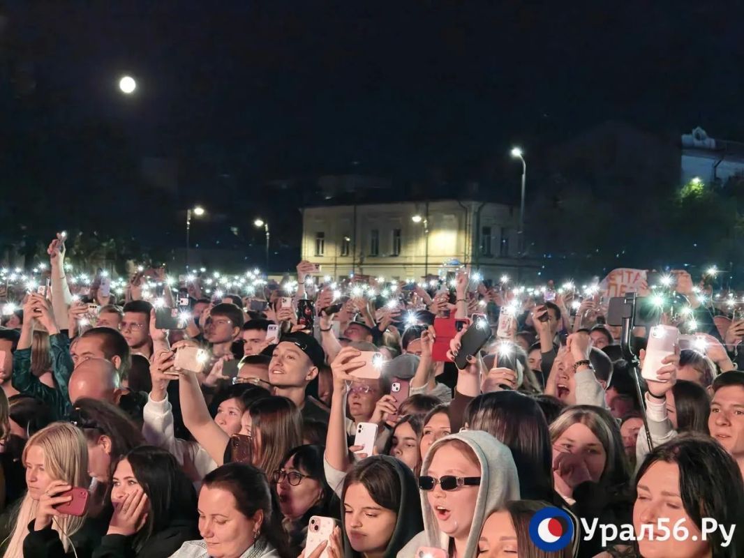 На сцену вышли Николай Расторгуев и группа «Любэ» На сцену вышли Николай Расторгуев и группа «Любэ»