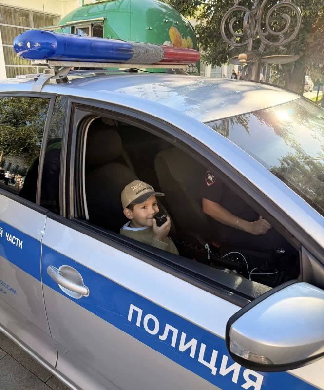 В День города в Оренбурге сотрудники ГИБДД совместно с представителями Лаборатории безопасности подготовили насыщенную и познавательную площадку по правилам дорожного движения - для детей и взрослых В День города в Оренбурге сотрудники ГИБДД совместно с представителями Лаборатории безопасности подготовили насыщенную и познавательную площадку по правилам дорожного движения - для детей и взрослых
