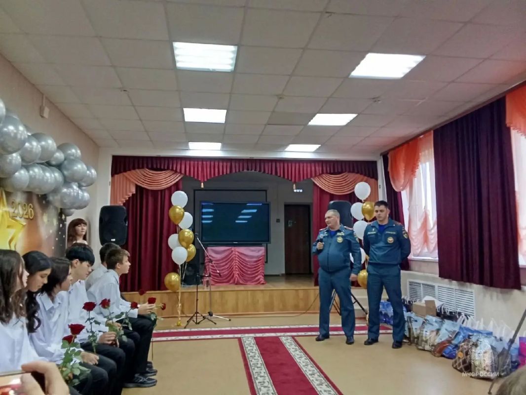 Сотрудники МЧС России поздравили воспитанников детского дома с началом учебного года Сотрудники МЧС России поздравили воспитанников детского дома с началом учебного года