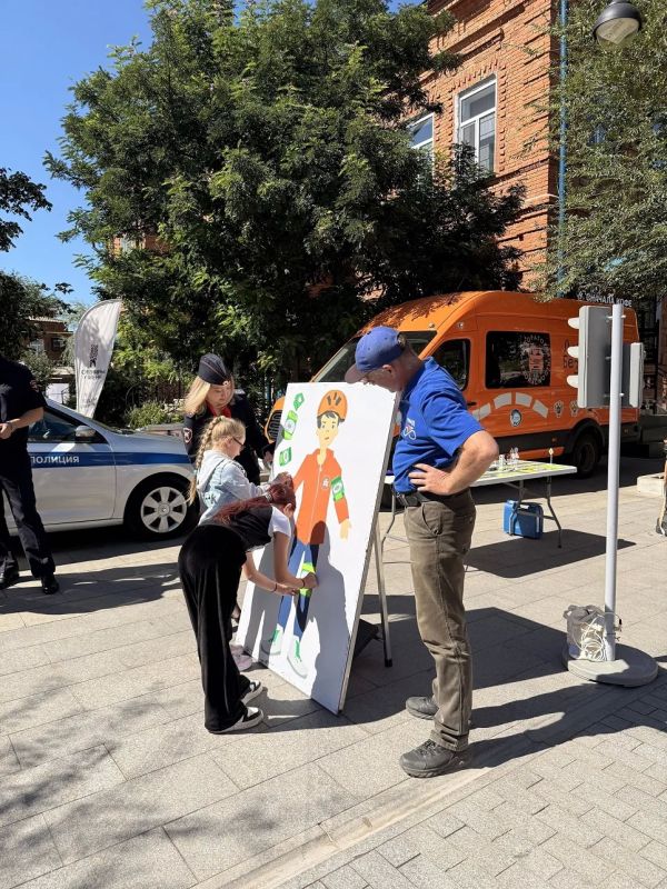 В День города в Оренбурге сотрудники ГИБДД совместно с представителями Лаборатории безопасности подготовили насыщенную и познавательную площадку по правилам дорожного движения - для детей и взрослых В День города в Оренбурге сотрудники ГИБДД совместно с представителями Лаборатории безопасности подготовили насыщенную и познавательную площадку по правилам дорожного движения - для детей и взрослых