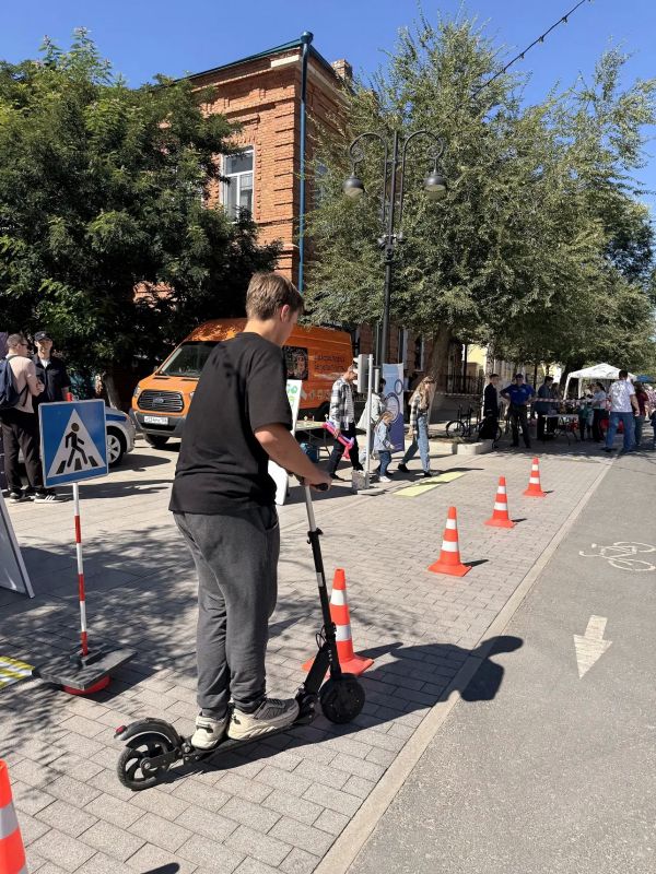 В День города в Оренбурге сотрудники ГИБДД совместно с представителями Лаборатории безопасности подготовили насыщенную и познавательную площадку по правилам дорожного движения - для детей и взрослых В День города в Оренбурге сотрудники ГИБДД совместно с представителями Лаборатории безопасности подготовили насыщенную и познавательную площадку по правилам дорожного движения - для детей и взрослых