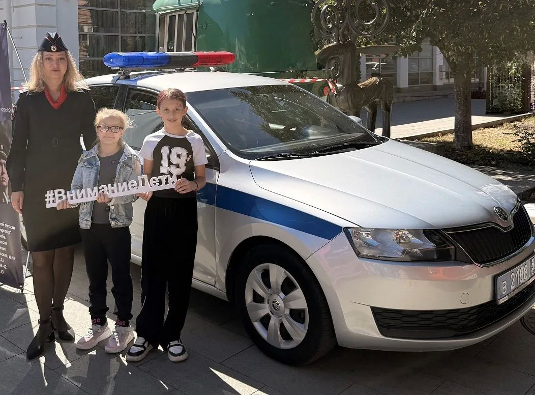 В День города в Оренбурге сотрудники ГИБДД совместно с представителями Лаборатории безопасности подготовили насыщенную и познавательную площадку по правилам дорожного движения - для детей и взрослых В День города в Оренбурге сотрудники ГИБДД совместно с представителями Лаборатории безопасности подготовили насыщенную и познавательную площадку по правилам дорожного движения - для детей и взрослых