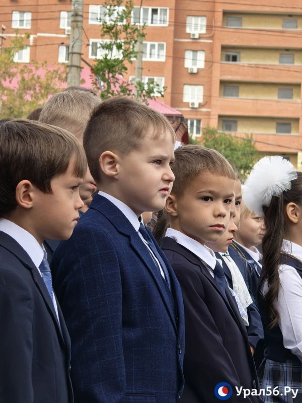 В Оренбурге продолжаются торжественные линейки В Оренбурге продолжаются торжественные линейки