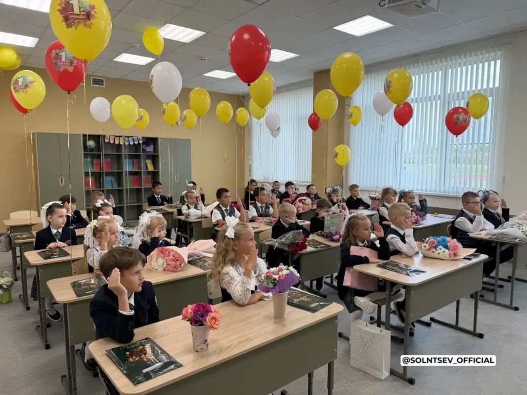 Евгений Солнцев: Начал праздничный день с поздравления учеников и педагогов Политехнического лицея Евгений Солнцев: Начал праздничный день с поздравления учеников и педагогов Политехнического лицея