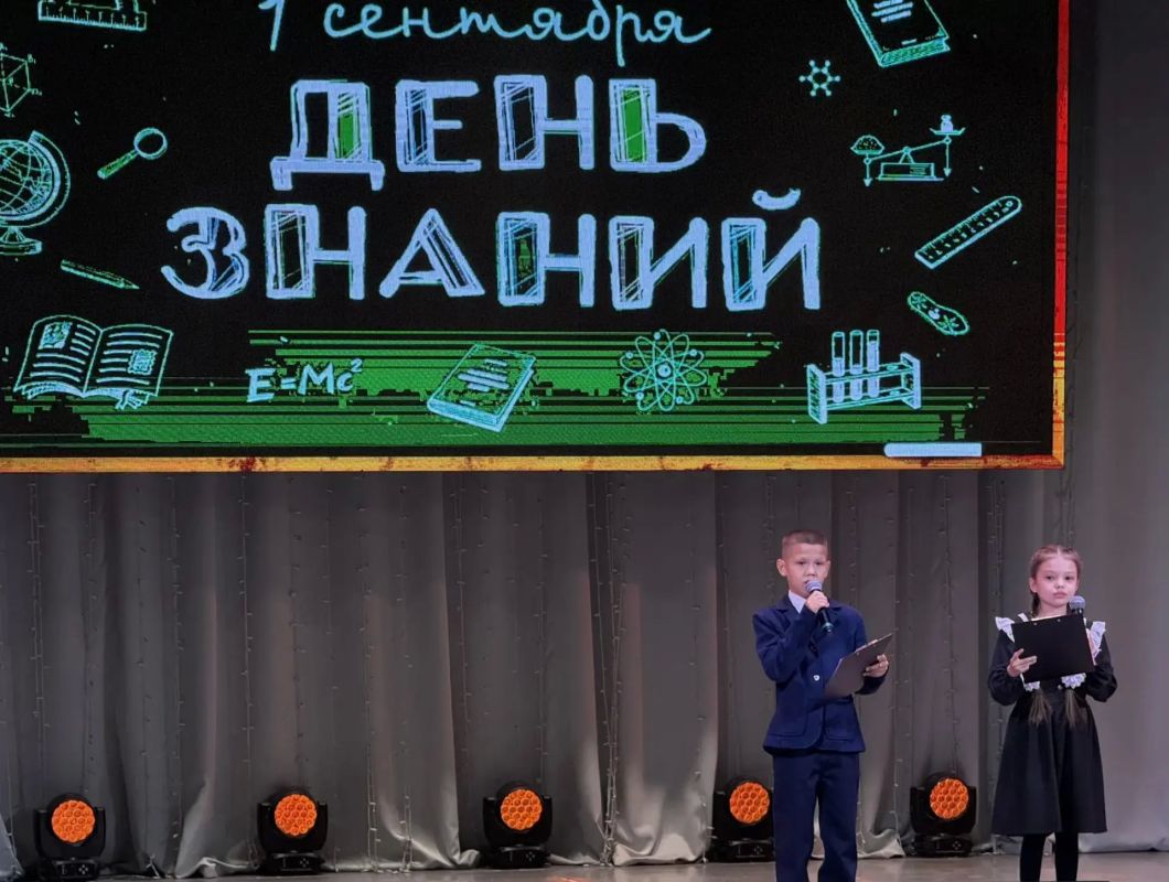 1 сентября в Орске за парты сели более 34 000 школьников и студентов 1 сентября в Орске за парты сели более 34 000 школьников и студентов