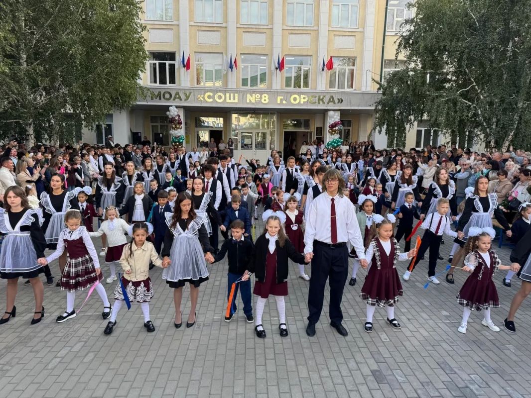 1 сентября в Орске за парты сели более 34 000 школьников и студентов 1 сентября в Орске за парты сели более 34 000 школьников и студентов