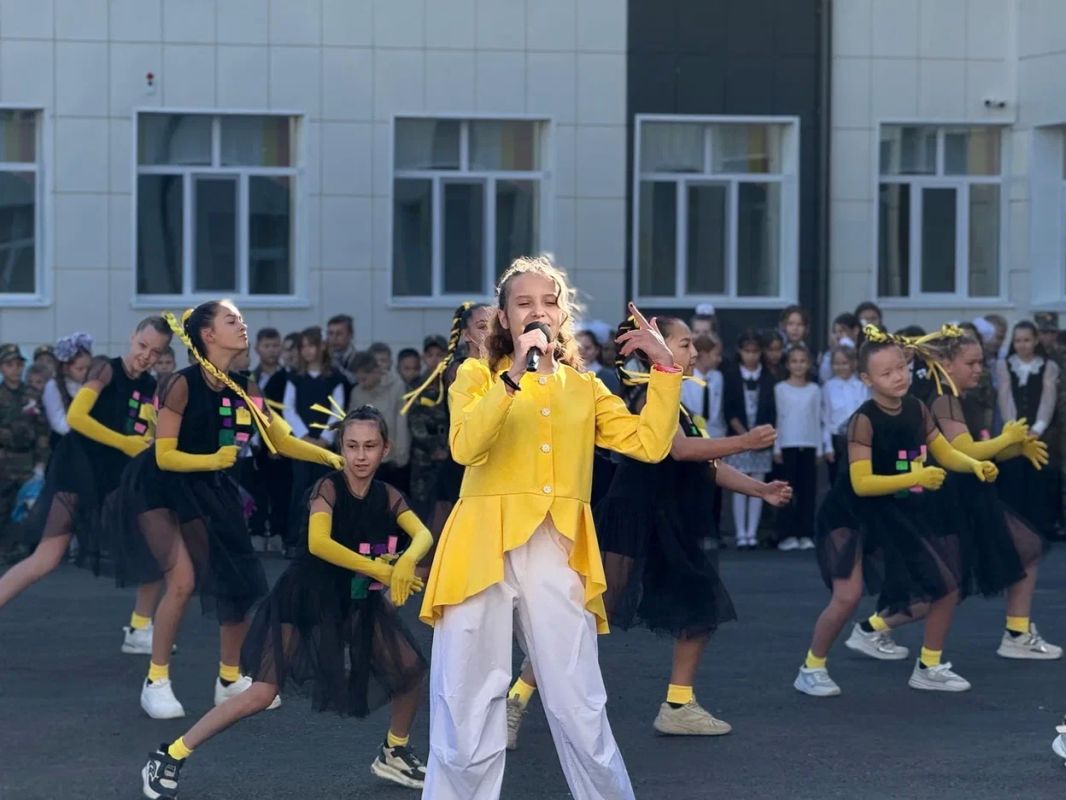 1 сентября в Орске за парты сели более 34 000 школьников и студентов 1 сентября в Орске за парты сели более 34 000 школьников и студентов