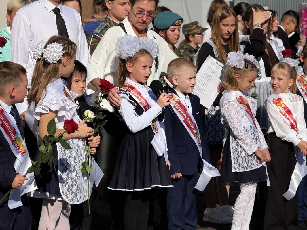 1 сентября в Орске за парты сели более 34 000 школьников и студентов 1 сентября в Орске за парты сели более 34 000 школьников и студентов