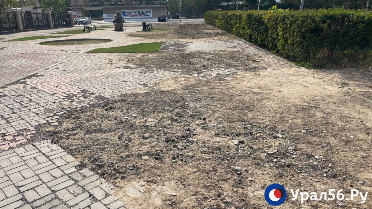 В центре Орска разрушили плиточное покрытие на пешеходной зоне вдоль драматического театра В центре Орска разрушили плиточное покрытие на пешеходной зоне вдоль драматического театра