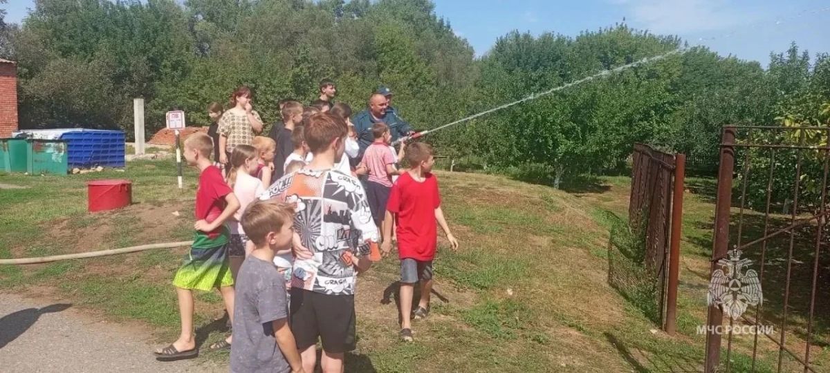 Пожарные 23 ПСЧ помогли детям собраться в школу Пожарные 23 ПСЧ помогли детям собраться в школу