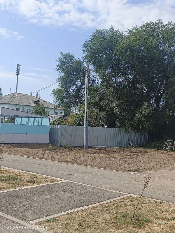 После жалоб жителей в Оренбурге починили аварийный столб около школы № 65