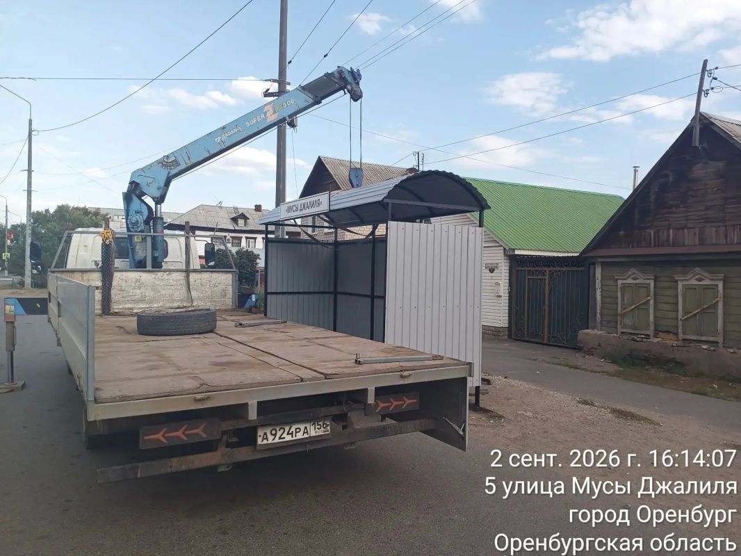 В Оренбурге установили новый остановочный павильон на ул. М. Джалиля