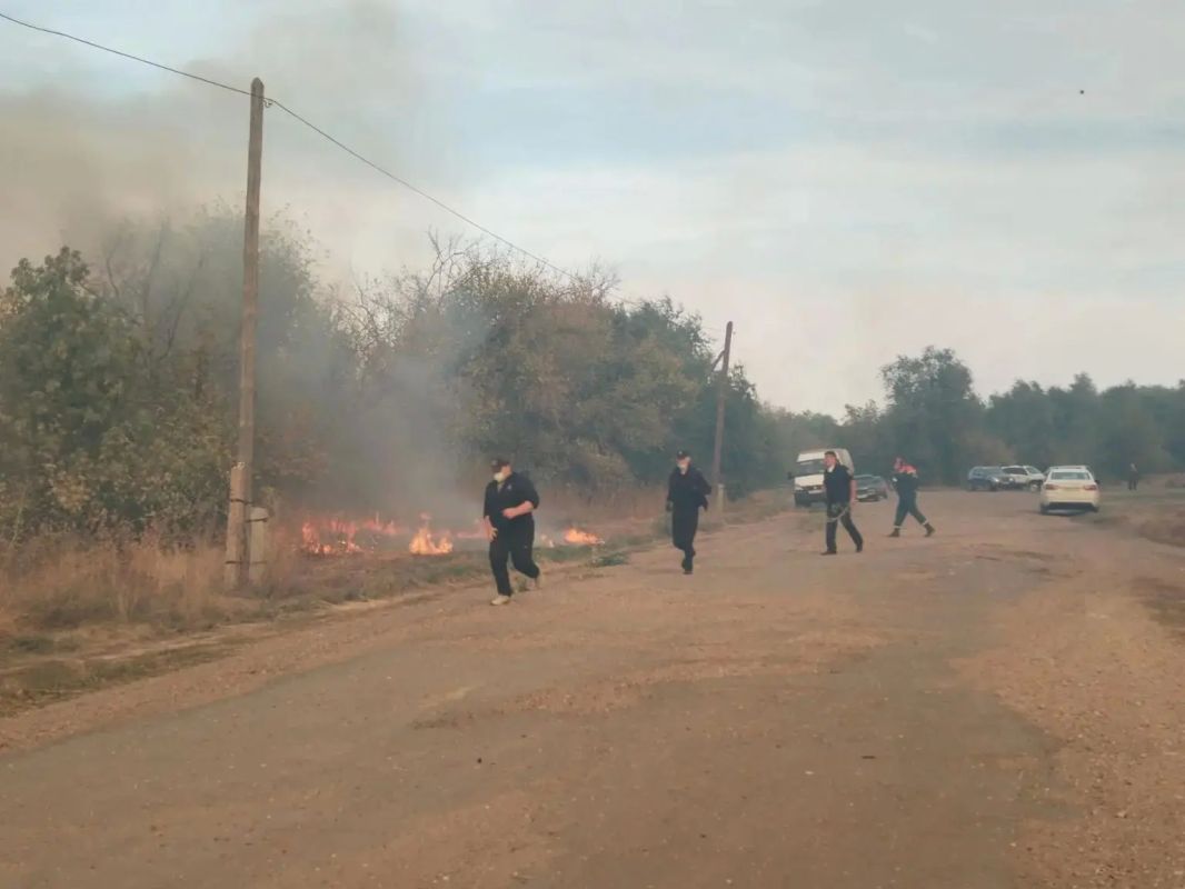 Степной пожар в Беляевском районе: жителей поселка Бурлыкский готовят к эвакуации