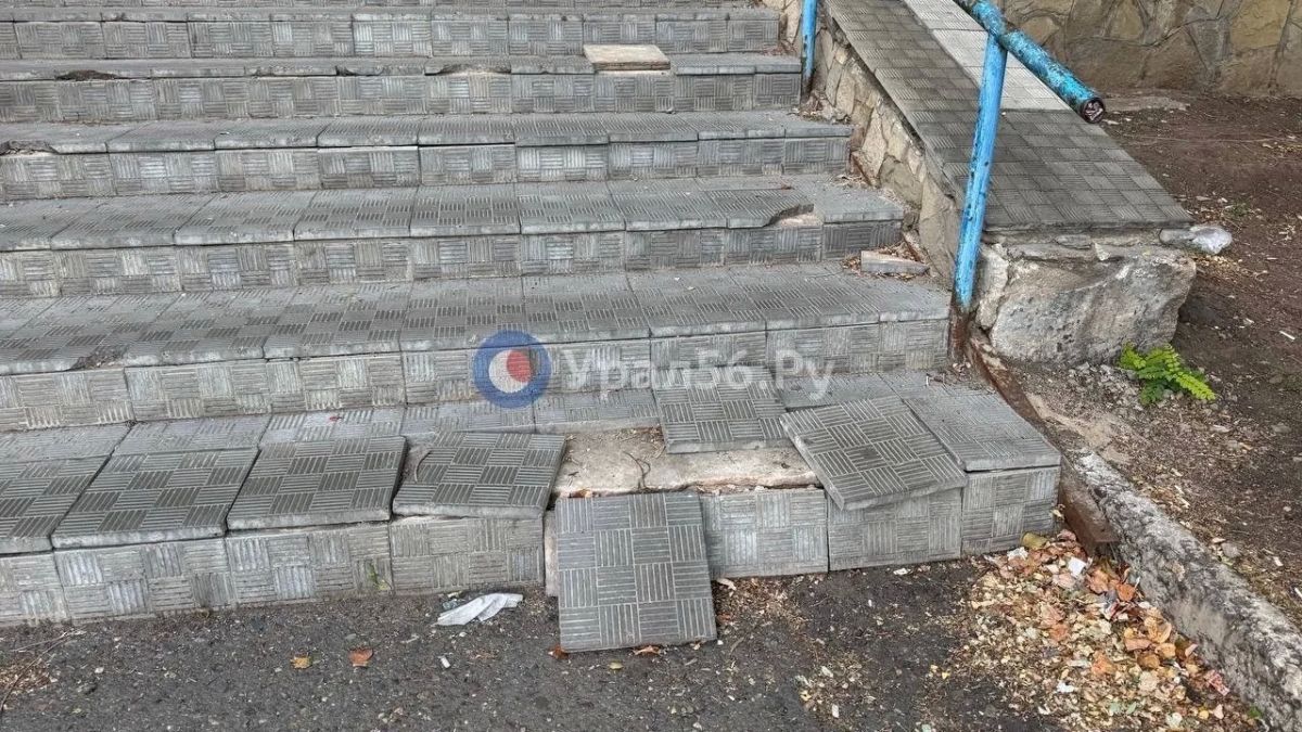 В Оренбурге разрушается лестница к остановке ДК «Газовик» В Оренбурге разрушается лестница к остановке ДК «Газовик»