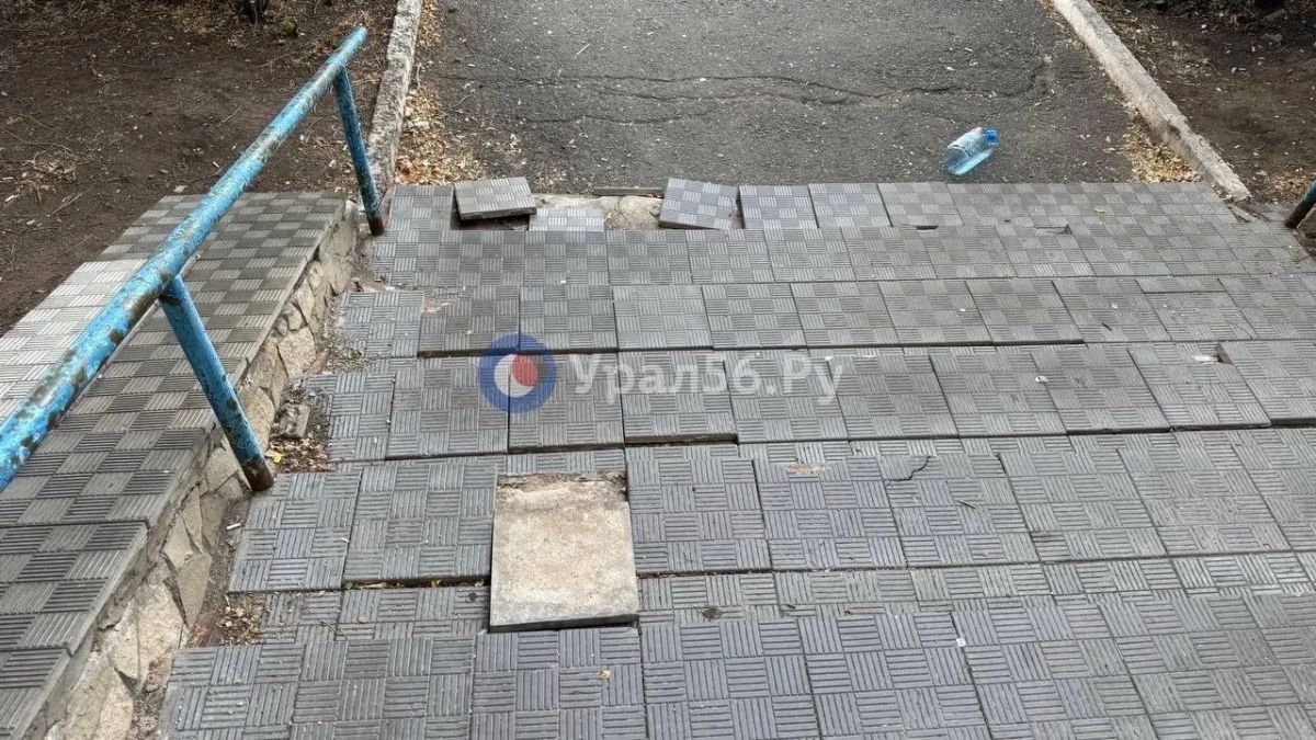 В Оренбурге разрушается лестница к остановке ДК «Газовик» В Оренбурге разрушается лестница к остановке ДК «Газовик»