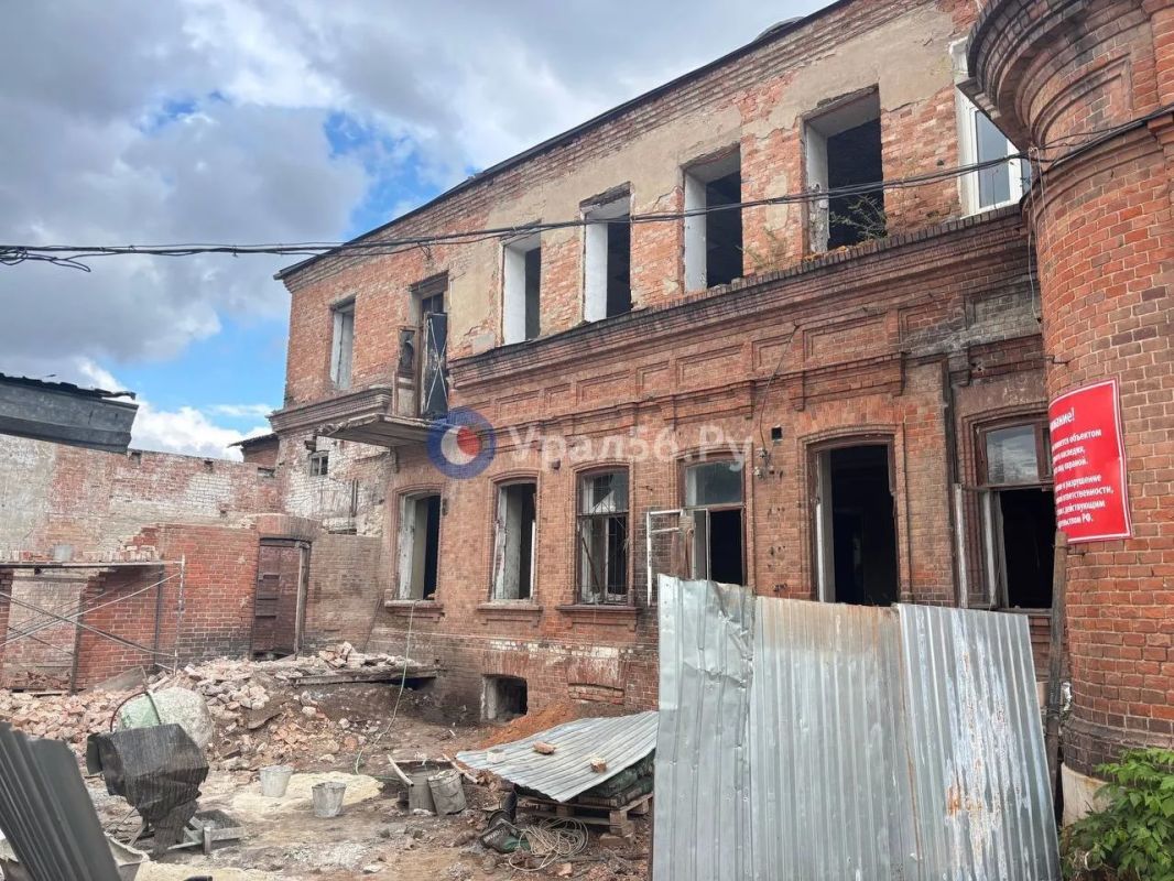 В усадьбе купца Рукавишникова в Оренбурге убрали стены В усадьбе купца Рукавишникова в Оренбурге убрали стены
