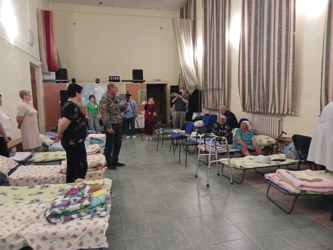 Кадры с ПВР в Беляевском районе, куда из-за пожара эвакуировали местных жителей Кадры с ПВР в Беляевском районе, куда из-за пожара эвакуировали местных жителей