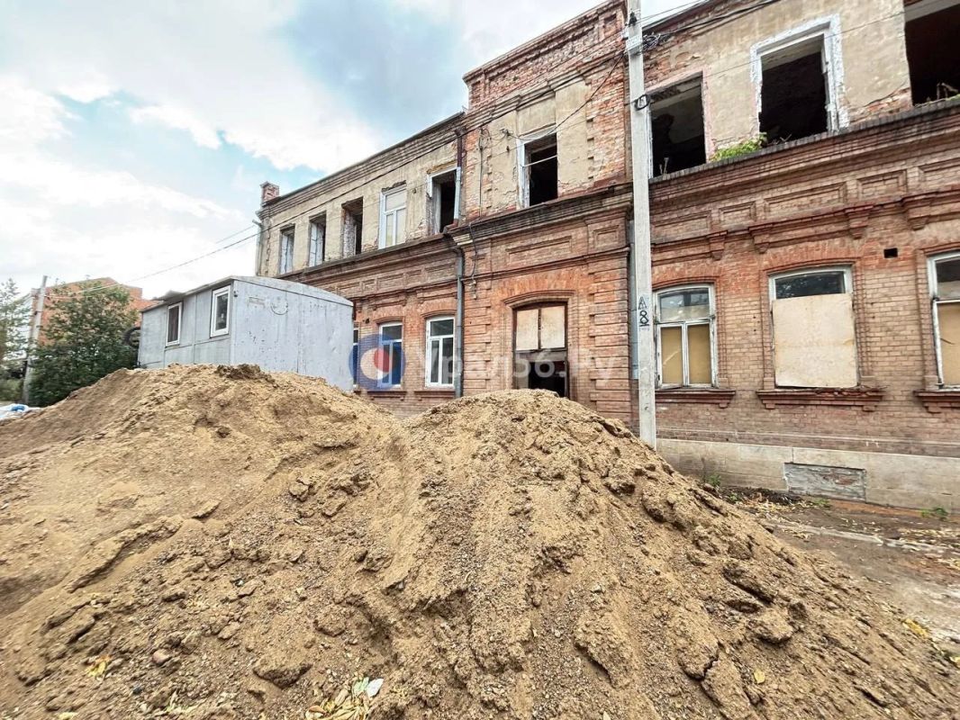 В усадьбе купца Рукавишникова в Оренбурге убрали стены В усадьбе купца Рукавишникова в Оренбурге убрали стены
