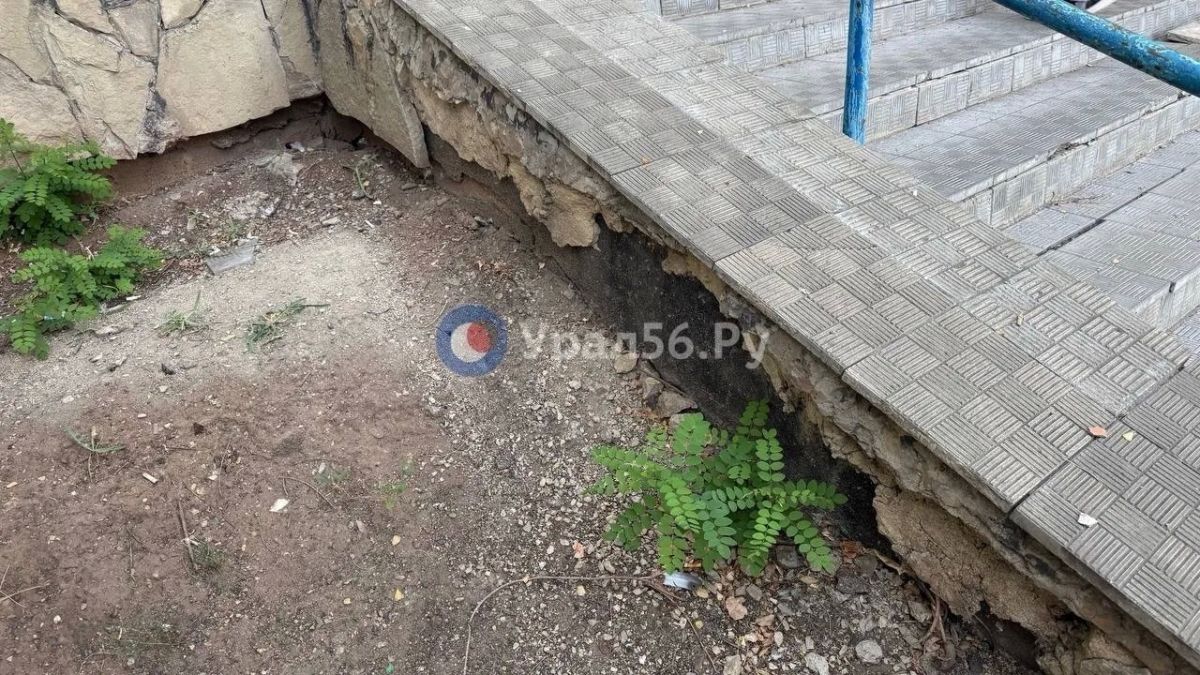 В Оренбурге разрушается лестница к остановке ДК «Газовик» В Оренбурге разрушается лестница к остановке ДК «Газовик»