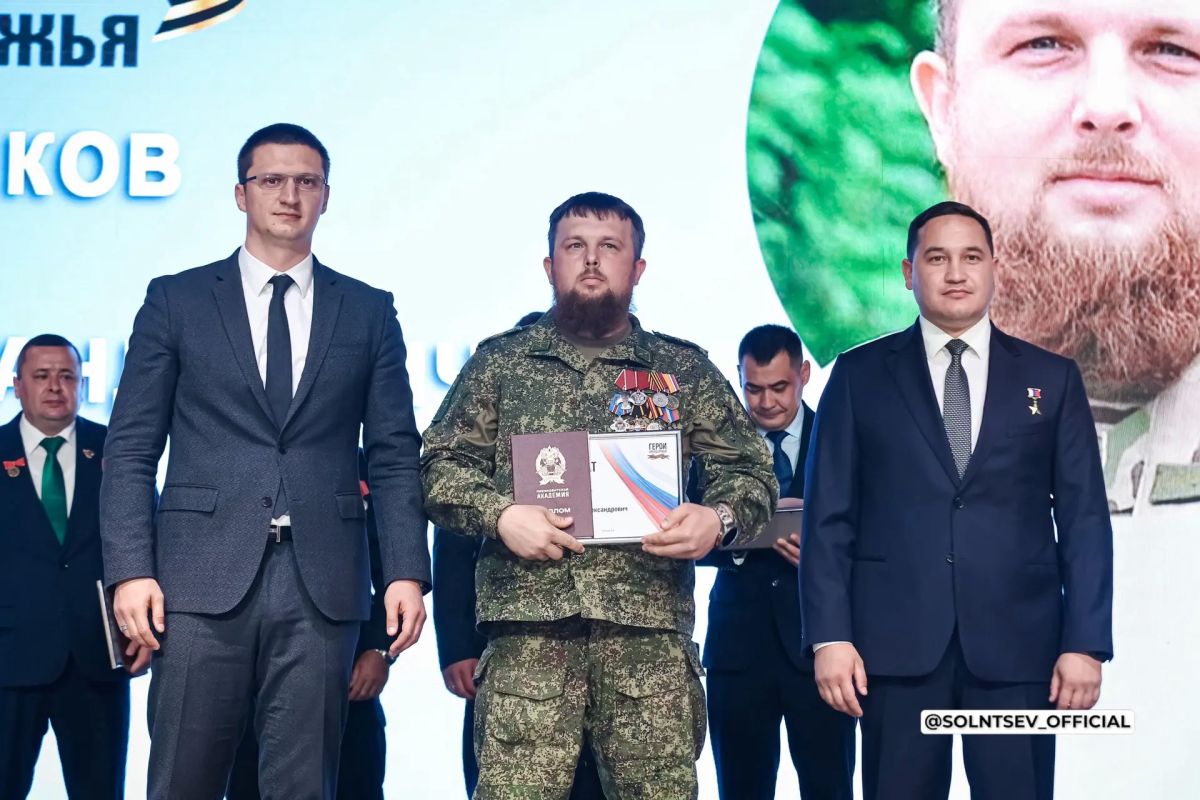 Евгений Солнцев: Сегодня выпускники региональной кадровой программы «Герои Оренбуржья» получили заветные дипломы о прохождении обучения по направлению «Государственное и муниципальное управление Евгений Солнцев: Сегодня выпускники региональной кадровой программы «Герои Оренбуржья» получили заветные дипломы о прохождении обучения по направлению «Государственное и муниципальное управление