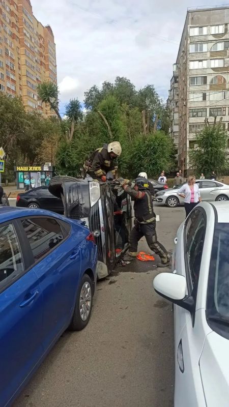 В МЧС показали, как деблокировали пострадавших в тройном ДТП в Оренбурге