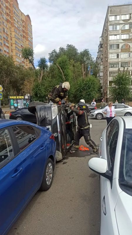 Специалисты МЧС России ликвидировали последствия ДТП в Оренбурге Специалисты МЧС России ликвидировали последствия ДТП в Оренбурге
