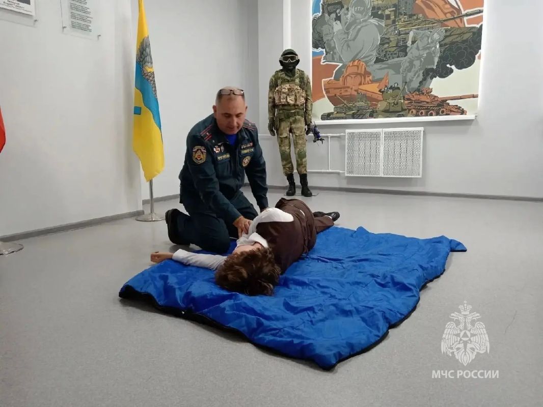 Сотрудники МЧС России участвуют в акции «Месячник безопасности детей» Сотрудники МЧС России участвуют в акции «Месячник безопасности детей»