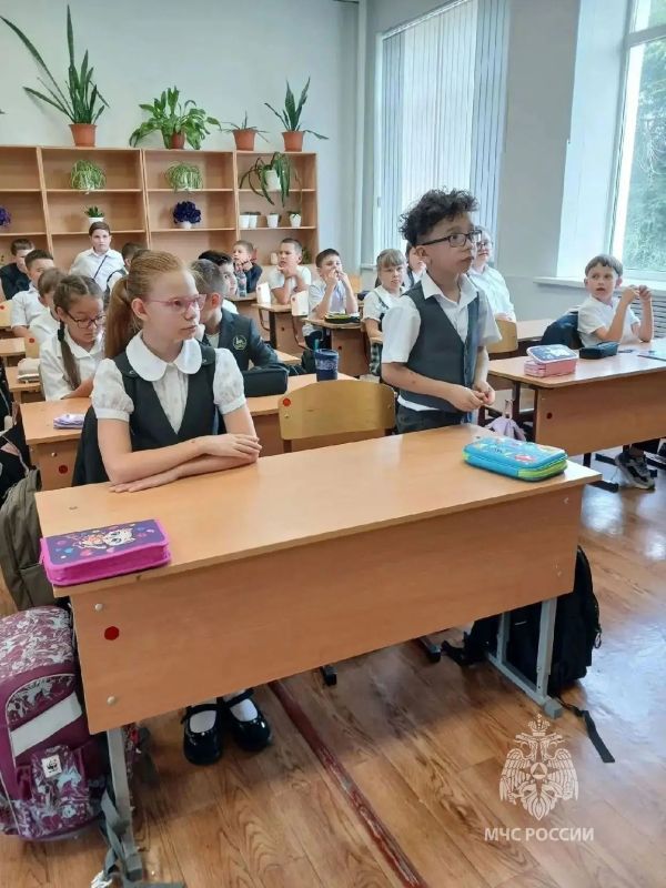 Сотрудники МЧС России участвуют в акции «Месячник безопасности детей» Сотрудники МЧС России участвуют в акции «Месячник безопасности детей»
