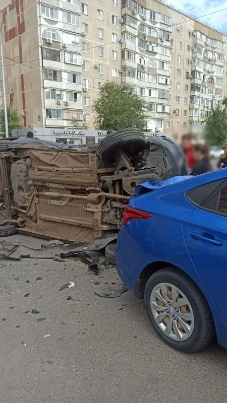 В Оренбурге три человека пострадали в жестком тройном ДТП с перевертышем