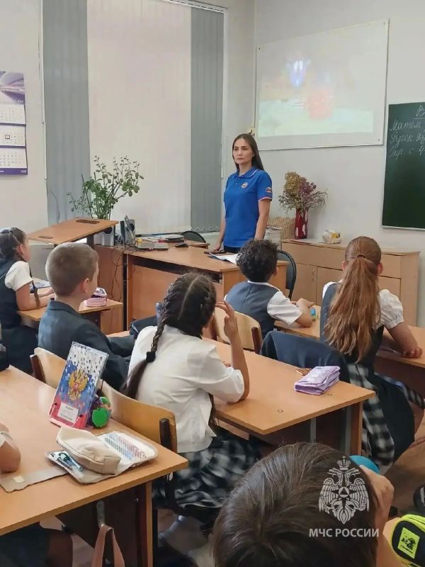 Сотрудники МЧС России участвуют в акции «Месячник безопасности детей» Сотрудники МЧС России участвуют в акции «Месячник безопасности детей»