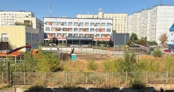 Здание отремонтировали, а вокруг — заросли: Жители Оренбурга жалуются на заброшенную территорию у детсада № 89 Здание отремонтировали, а вокруг — заросли: Жители Оренбурга жалуются на заброшенную территорию у детсада № 89