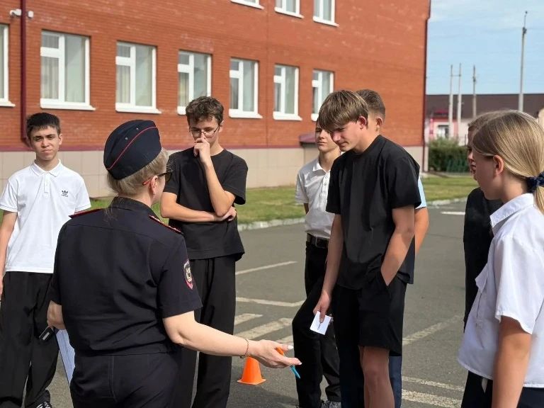 В рамках проекта «ШколаБезОпасности» местное отделение «Движение Первых» Сорочинского муниципального округа, при участии Сорочинской Госавтоинспекции, для ребят городских школ организовали и провели тактическую игру... В рамках проекта «ШколаБезОпасности» местное отделение «Движение Первых» Сорочинского муниципального округа, при участии Сорочинской Госавтоинспекции, для ребят городских школ организовали и провели тактическую игру...