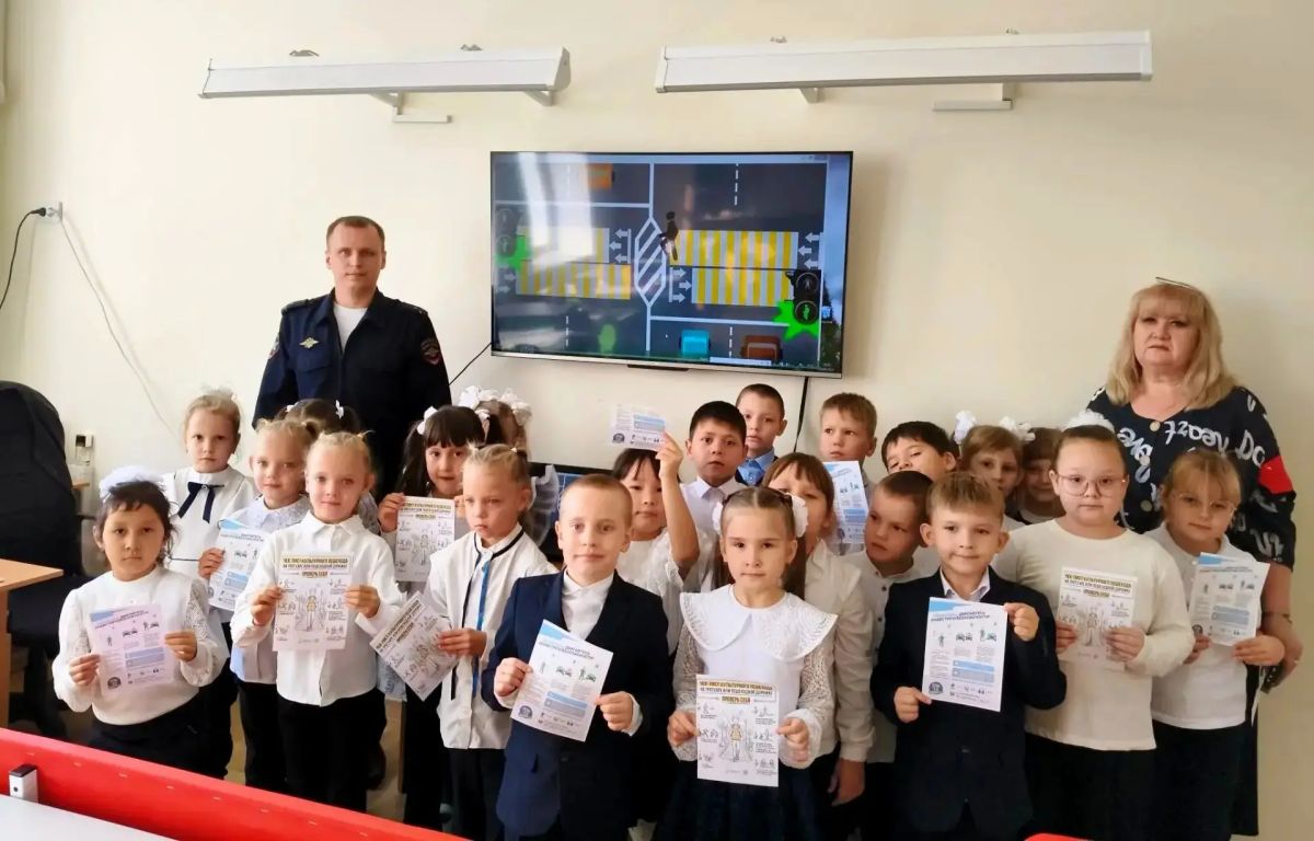 Сотрудник Госавтоинспекции МУ МВД России "Орское" посетил Школу № 10 города Новотроицка и провёл беседу с учениками Сотрудник Госавтоинспекции МУ МВД России "Орское" посетил Школу № 10 города Новотроицка и провёл беседу с учениками