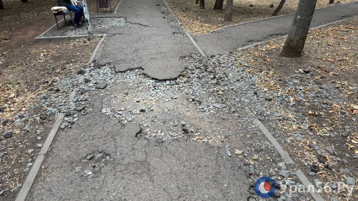 Покосившиеся лавочки, ямы и отсутствие освещения: В Оренбурге на улице Карагандинской сквер превратился в полосу препятствий Покосившиеся лавочки, ямы и отсутствие освещения: В Оренбурге на улице Карагандинской сквер превратился в полосу препятствий