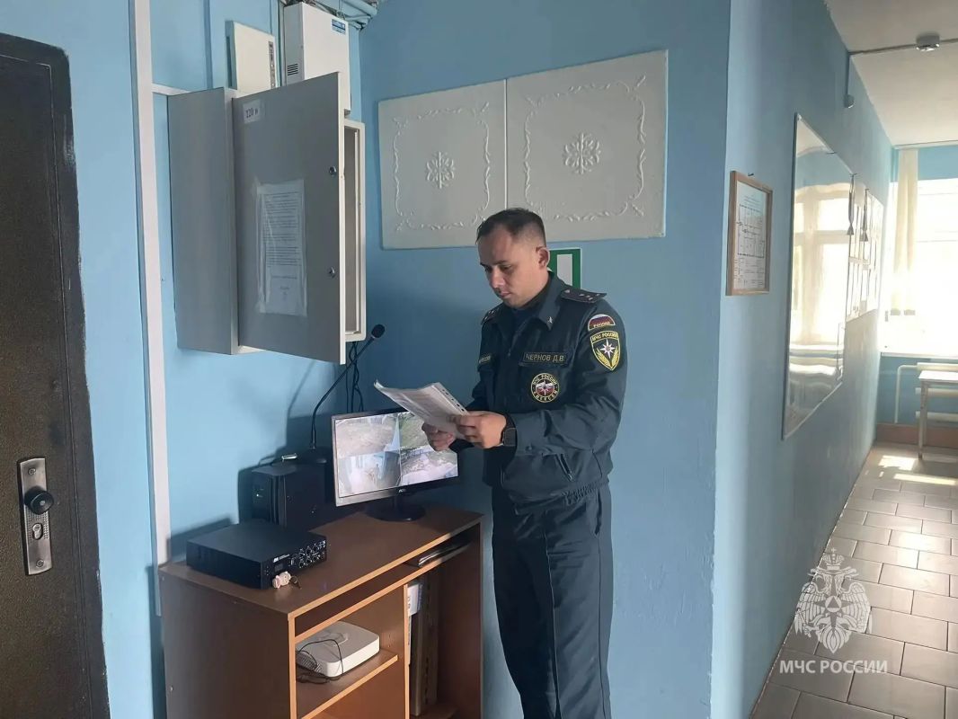 Выборы без пожаров. В целях повышения уровня противопожарной защиты на избирательных участках и своевременного реагирования на возможные чрезвычайные ситуации в местах проведения выборов сотрудниками МЧС России организованы... Выборы без пожаров. В целях повышения уровня противопожарной защиты на избирательных участках и своевременного реагирования на возможные чрезвычайные ситуации в местах проведения выборов сотрудниками МЧС России организованы...