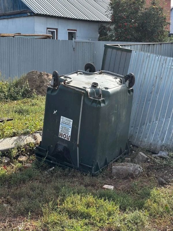 Сломанные баки и горы мусора: В Оренбурге в поселке Пугачи нерегулярно убирают отходы Сломанные баки и горы мусора: В Оренбурге в поселке Пугачи нерегулярно убирают отходы