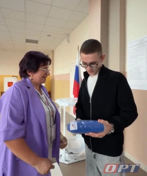 На УИК №1097, который работает в школе №11 в Южном микрорайоне Оренбурга, сегодня впервые голосует 18-летний Иван Шукшин На УИК №1097, который работает в школе №11 в Южном микрорайоне Оренбурга, сегодня впервые голосует 18-летний Иван Шукшин