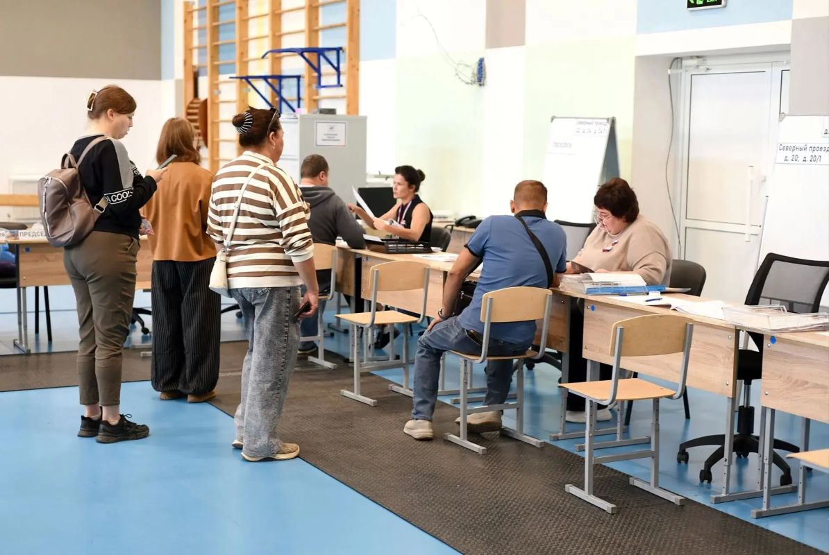 В Оренбурге продолжается голосование на выборах депутатов Государственной Думы РФ и Законодательного Собрания Оренбургской области В Оренбурге продолжается голосование на выборах депутатов Государственной Думы РФ и Законодательного Собрания Оренбургской области