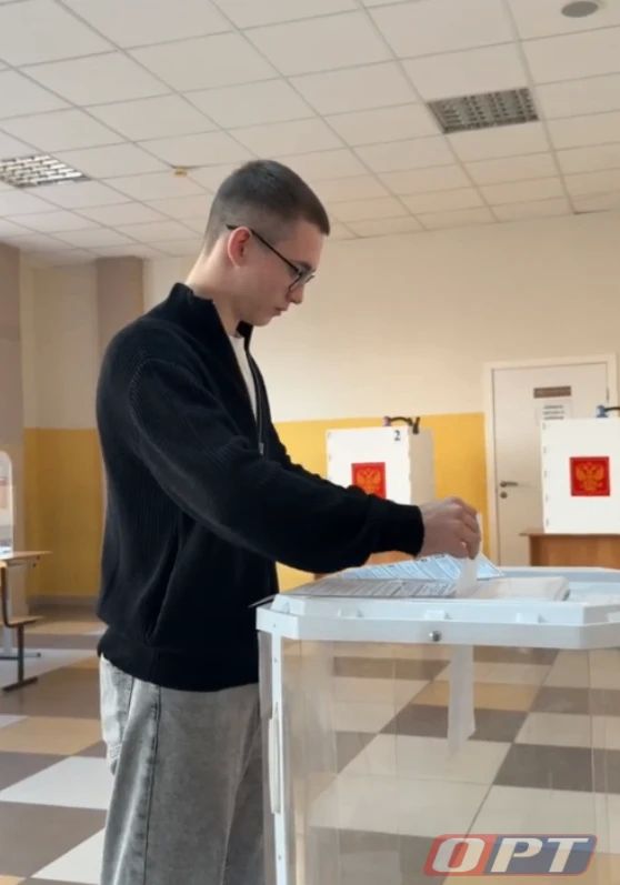 На УИК №1097, который работает в школе №11 в Южном микрорайоне Оренбурга, сегодня впервые голосует 18-летний Иван Шукшин