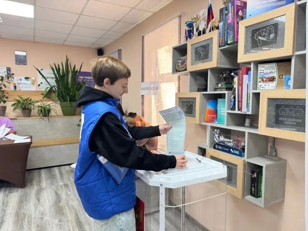 Молодежь Оренбурга приходит на избирательные участки, чтобы впервые проголосовать за будущее региона и страны Молодежь Оренбурга приходит на избирательные участки, чтобы впервые проголосовать за будущее региона и страны