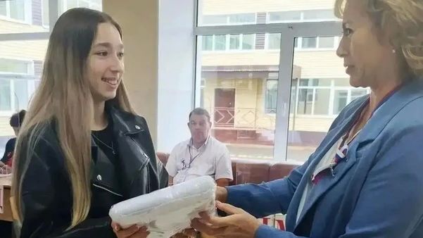 Пледы дарят на избирательных участках впервые проголосовавшим оренбуржцам