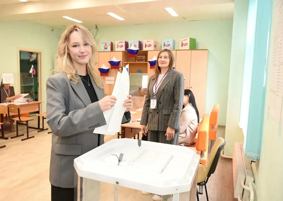 Молодежь Оренбурга приходит на избирательные участки, чтобы впервые проголосовать за будущее региона и страны Молодежь Оренбурга приходит на избирательные участки, чтобы впервые проголосовать за будущее региона и страны