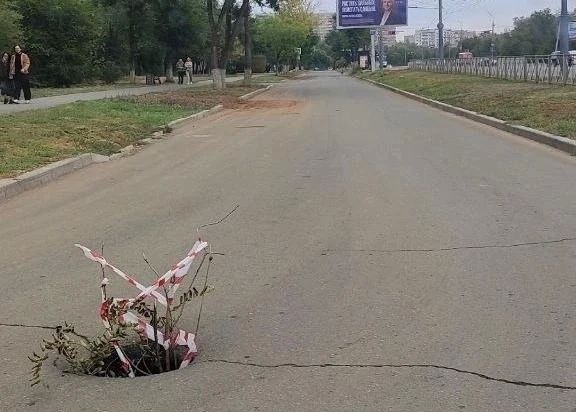 В Оренбурге глубокая яма на проспекте Гагарина не ремонтируется уже 5 месяцев