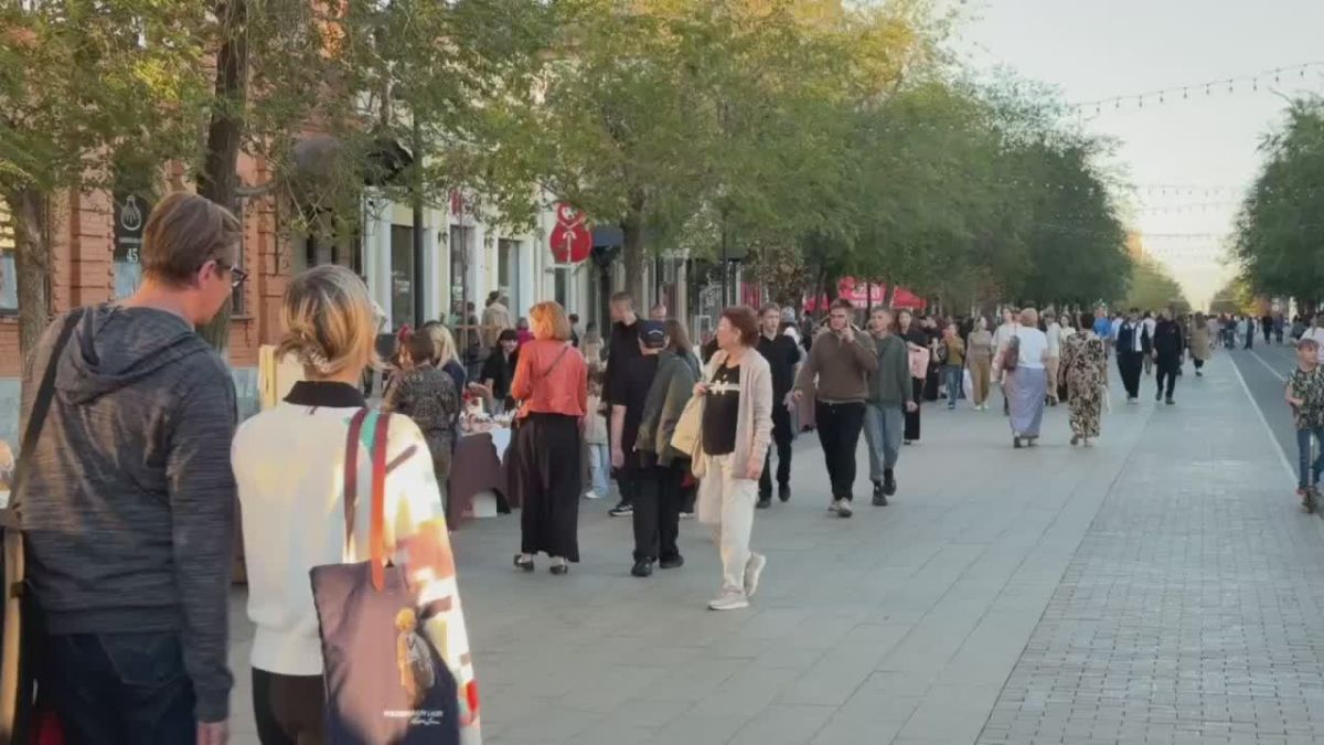 В эти минуты на улице Советской организованы праздничные площадки для жителей и гостей города